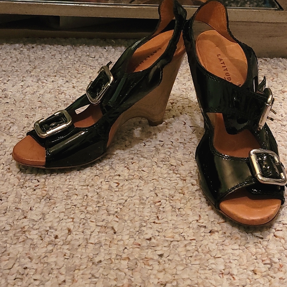Womans shiny leather wedges.Looks great with some jeans and a blazer